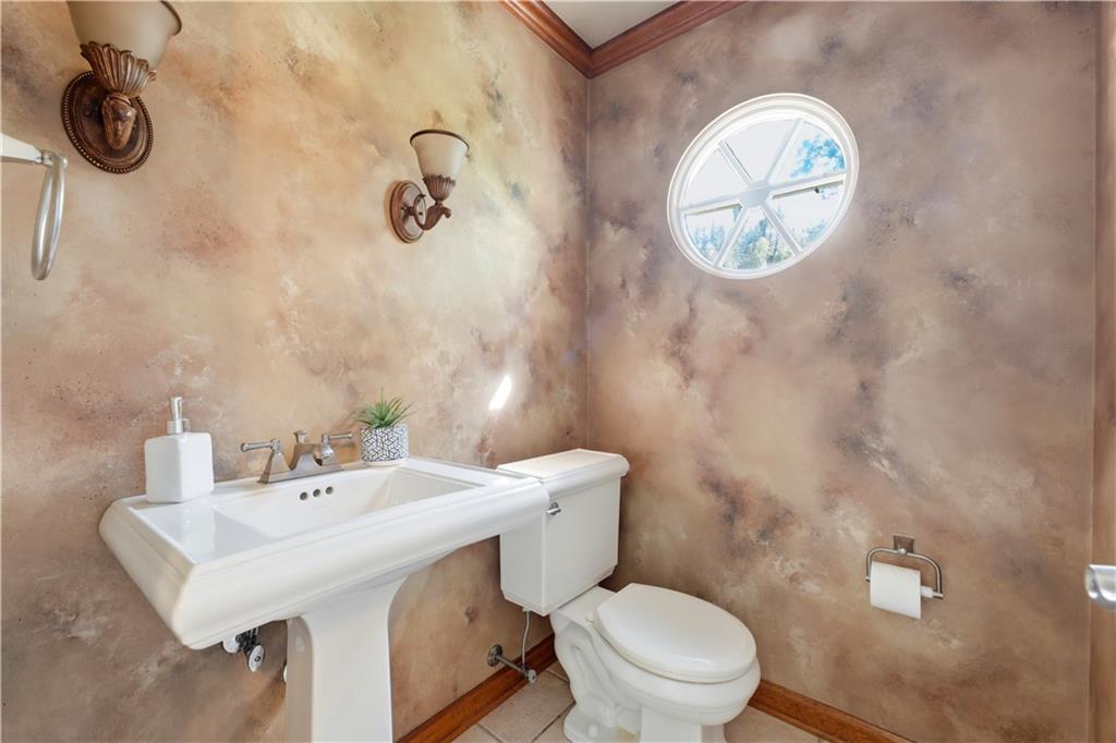998 Jefferson Heights Road Pittsburgh, PA 15235 - Photo 6 of 26 Half bath