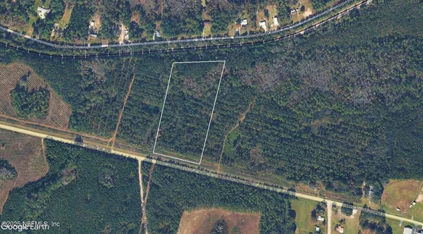 a view of a back yard