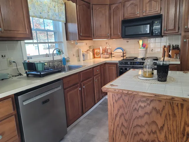 $565,000 | 27 General Pulaski Drive, Salem, NH 03079