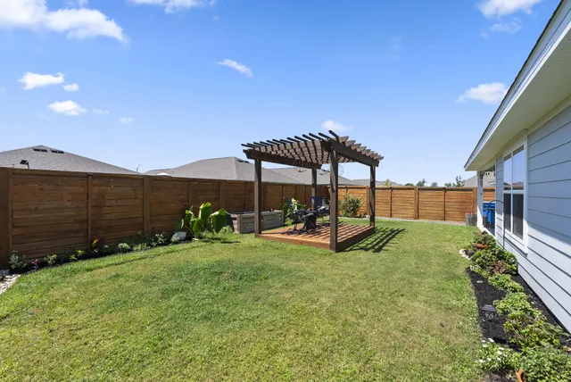 a view of a backyard