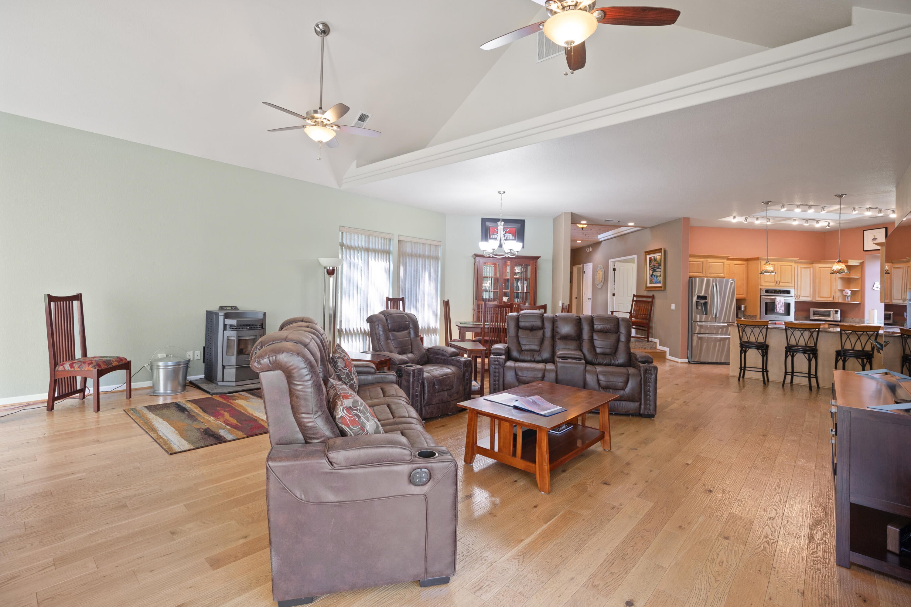 5668 Upper River Road Grants Pass, OR 97526 - Photo 9 of 50 spacious living area with massive cathedral ceilings, custom blinds highlight all the windows