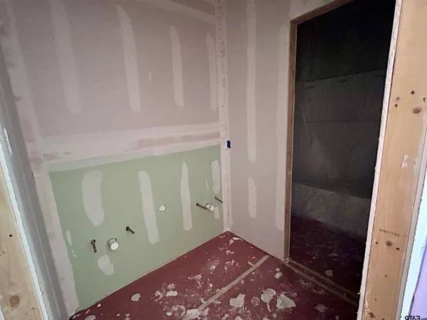 a view of empty room with window
