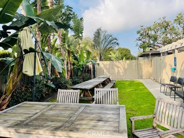 $3,595 | 17092 Emerald Lane, Unit D, Huntington Beach, CA 92647