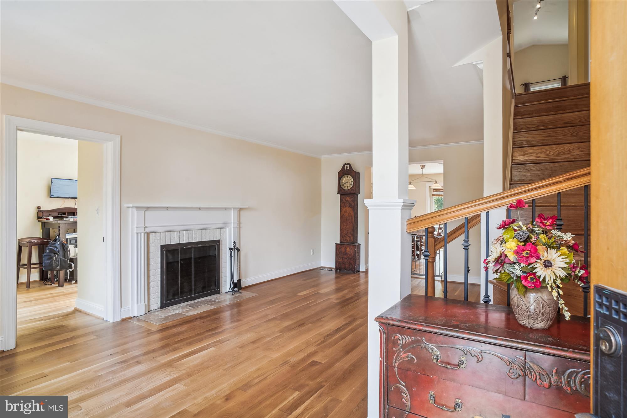 Living room w/ Fireplace