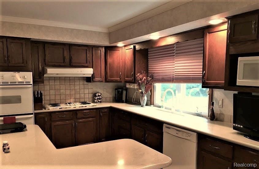1344 Springborrow Drive Flint, MI 48532 - Photo 9 of 39 Kitchen (5).jpg