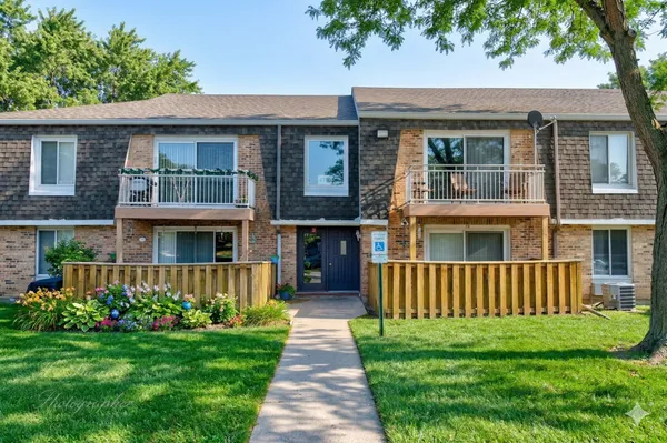 $2,000 | 4710 Euclid Avenue, Unit 2D, Rolling Meadows, IL 60008