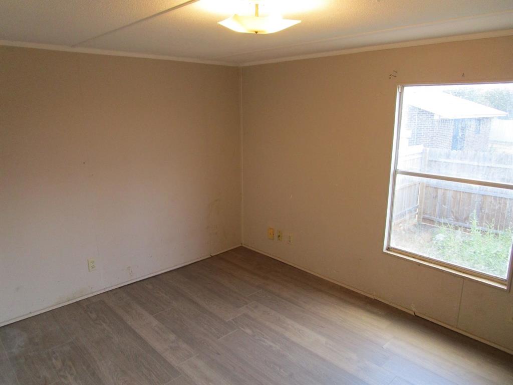800 Bluff Street Sweetwater, TX 79556 - Photo 10 of 19 an empty room with a window