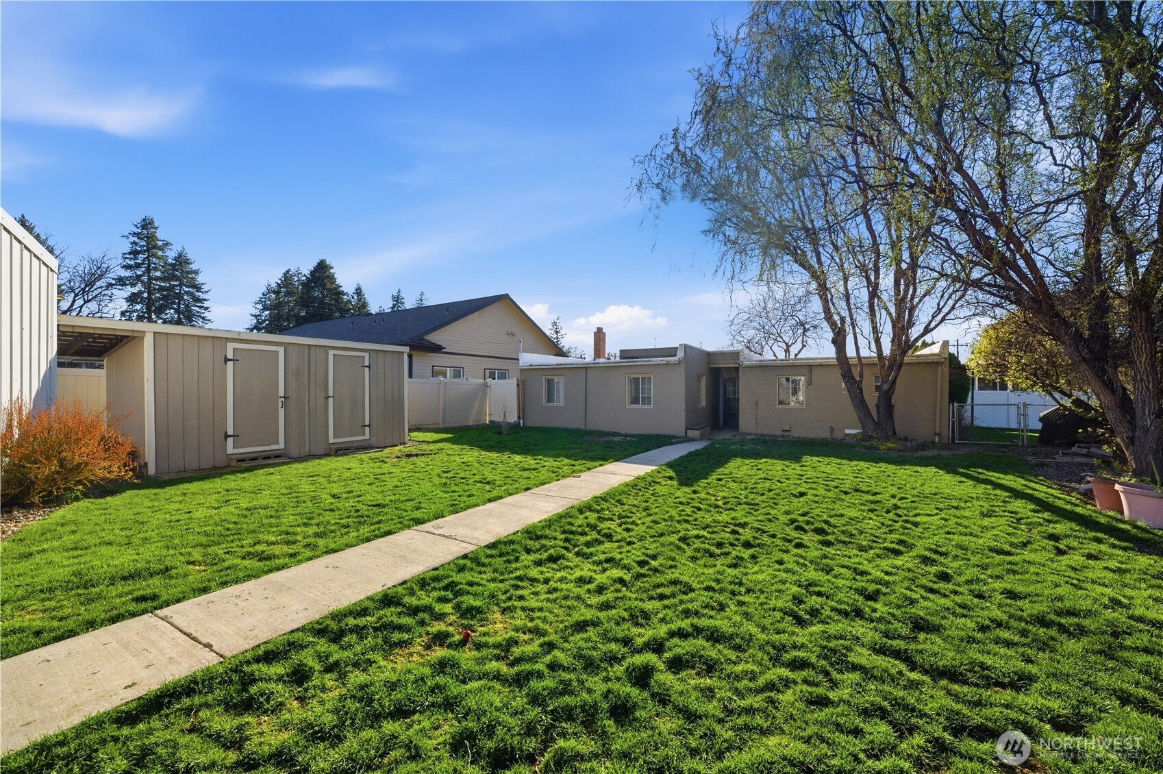 231 Main Street Waitsburg, WA 99361 - Photo 29 of 35 a front view of a house with garden