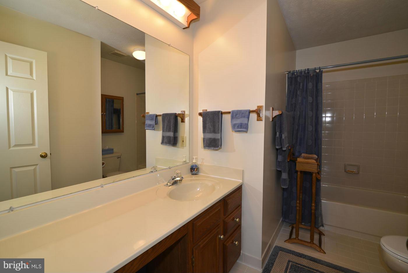 12711 Roark Court Reston, VA 20191 - Photo 22 of 30 Upper Hall Bath