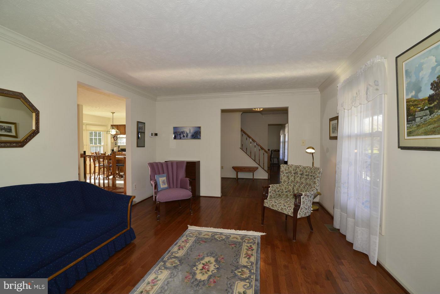 12711 Roark Court Reston, VA 20191 - Photo 4 of 30 Living Room