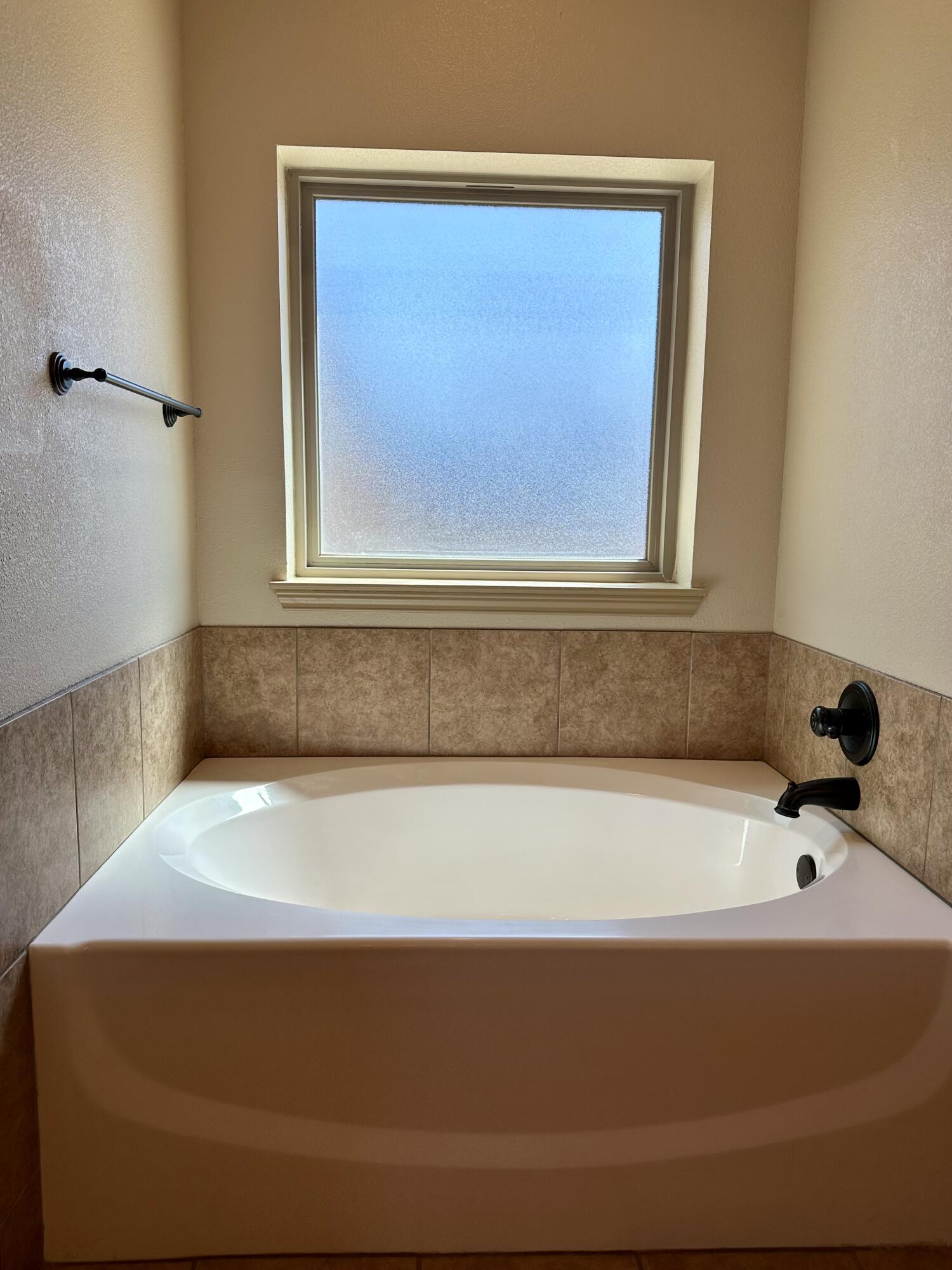 6114 75th Place Lubbock, TX 79424 - Photo 22 of 35 a bathroom with a bathtub