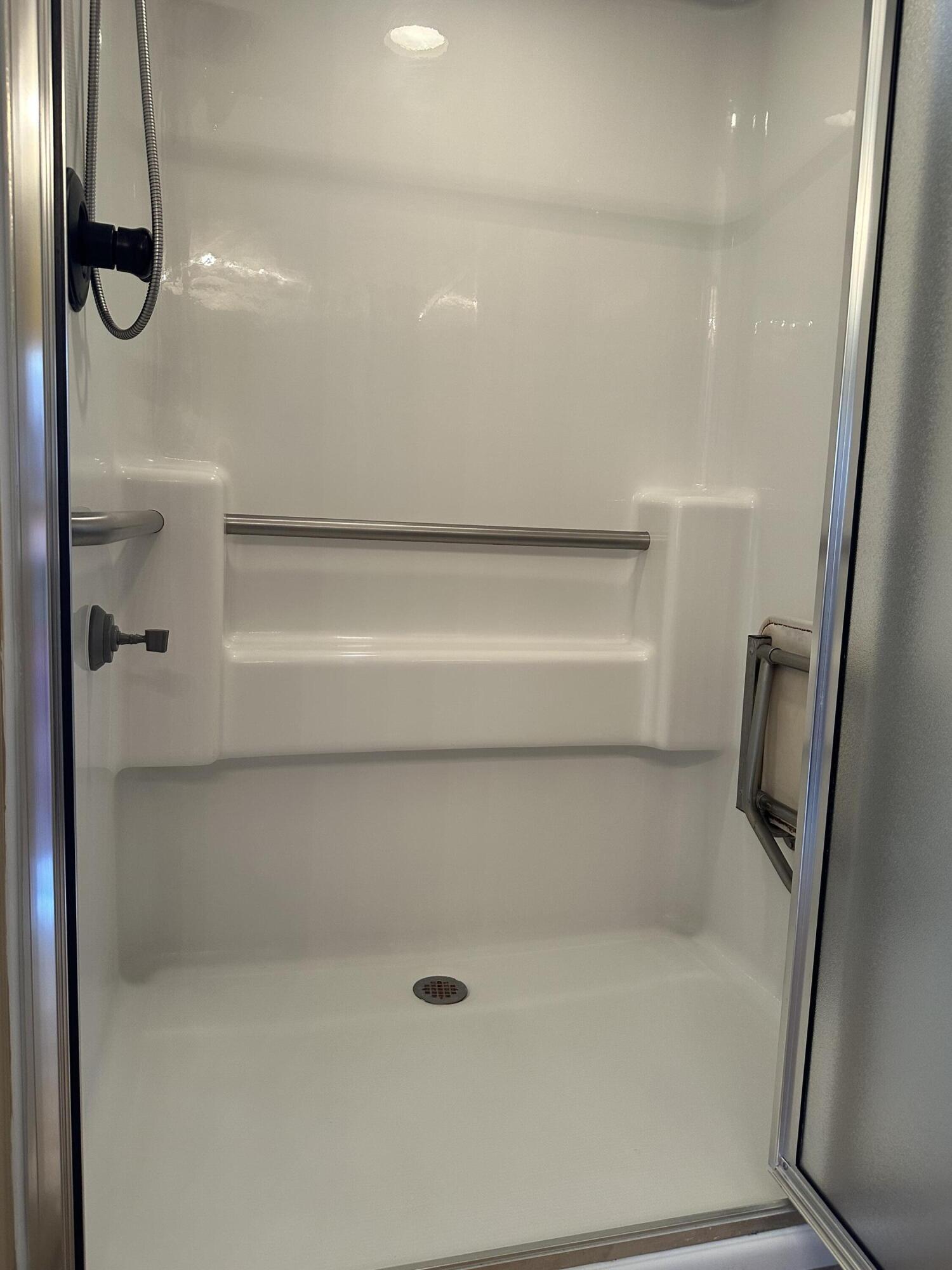 6114 75th Place Lubbock, TX 79424 - Photo 23 of 35 a bathroom with a bathtub