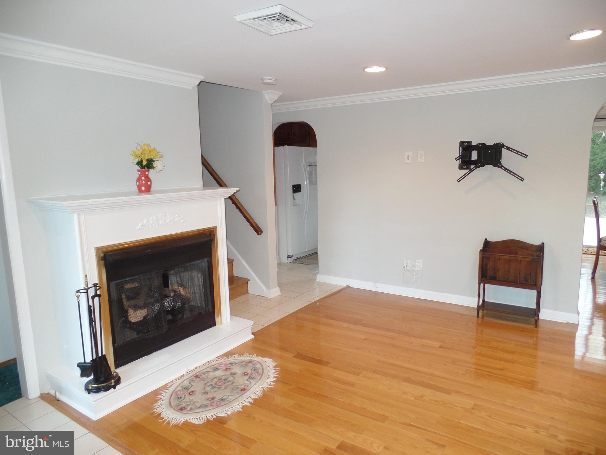 604 Beverly Road Southampton, PA 18966 - Photo 11 of 32 Living Room