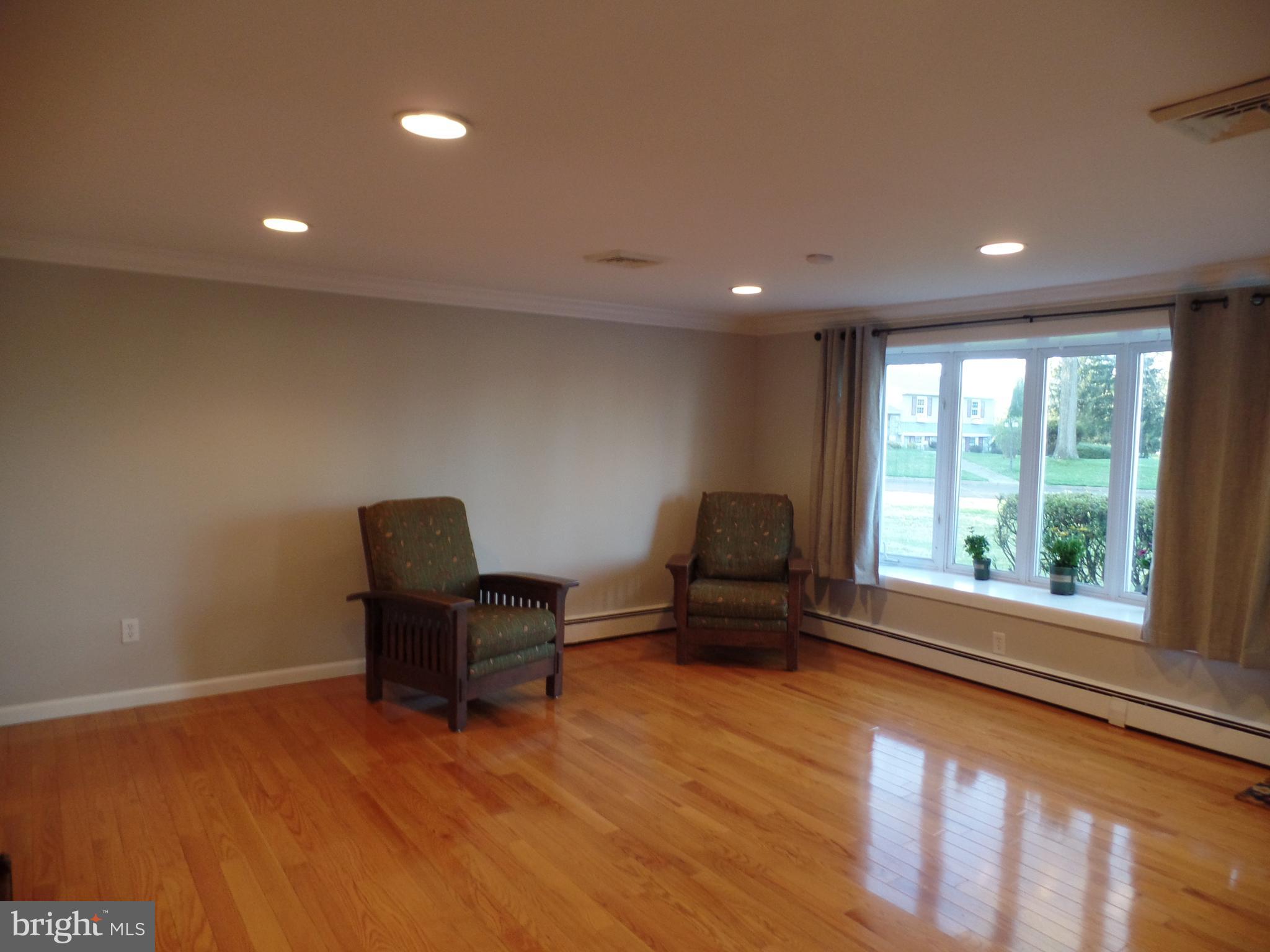 604 Beverly Road Southampton, PA 18966 - Photo 9 of 32 Living Room