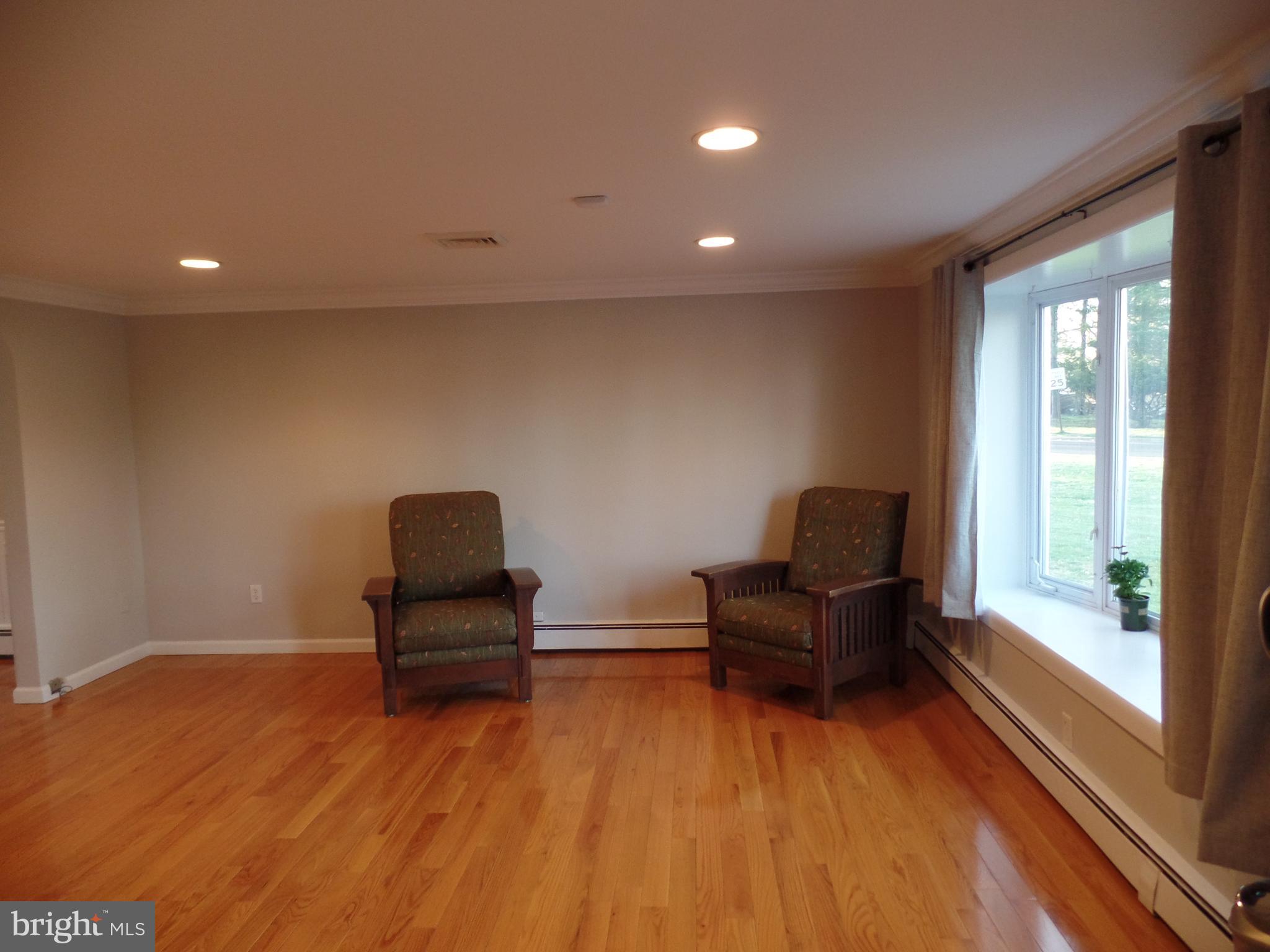 604 Beverly Road Southampton, PA 18966 - Photo 10 of 32 Living Room