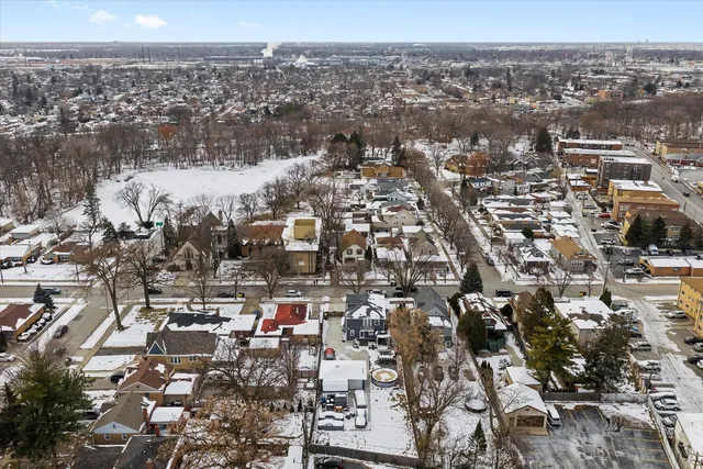 a picture of a bench in a cabinet