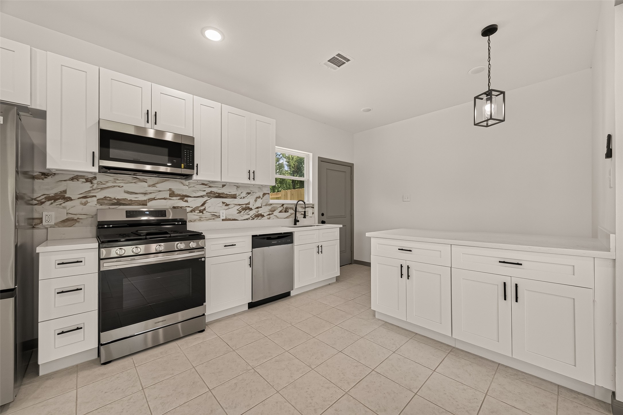 8306 Tidwell Road, Unit B Houston, TX 77028 - Photo 5 of 24