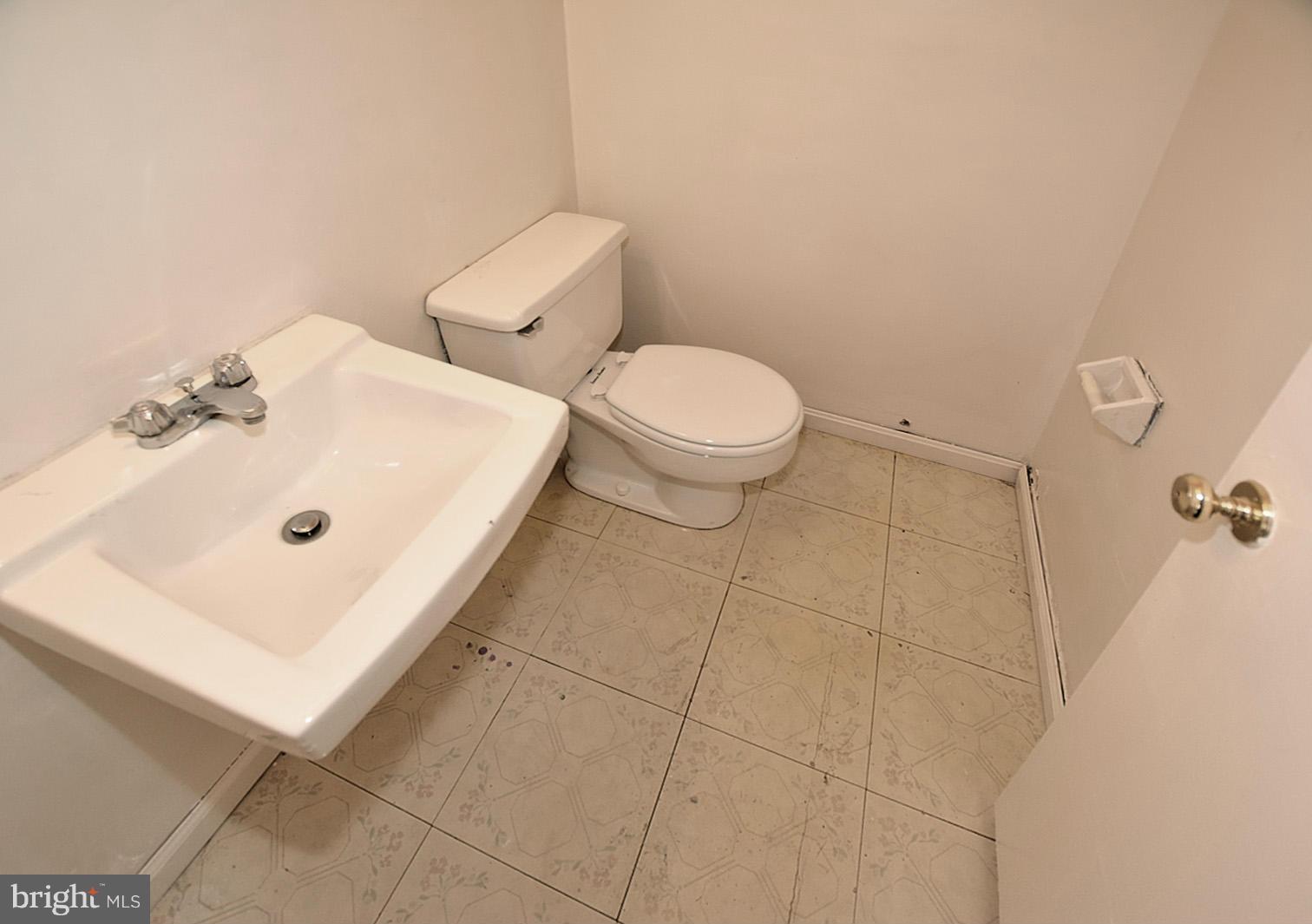 8212 Tory Road, Unit 140 Springfield, VA 22152 - Photo 15 of 17 Bath (Master)