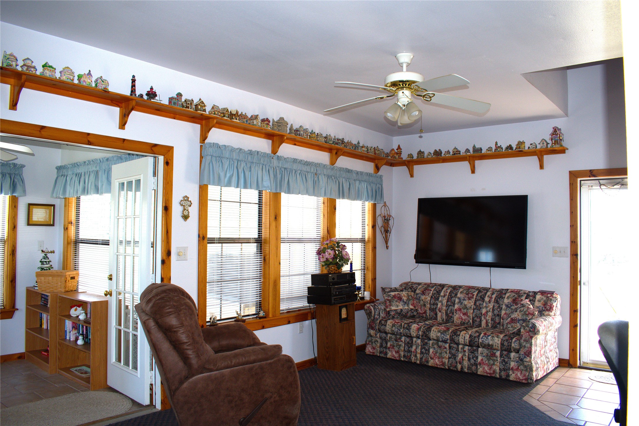 1657 County Road Sargent, TX 77414 - Photo 39 of 46 a living room with furniture a ceiling fan and a flat screen tv