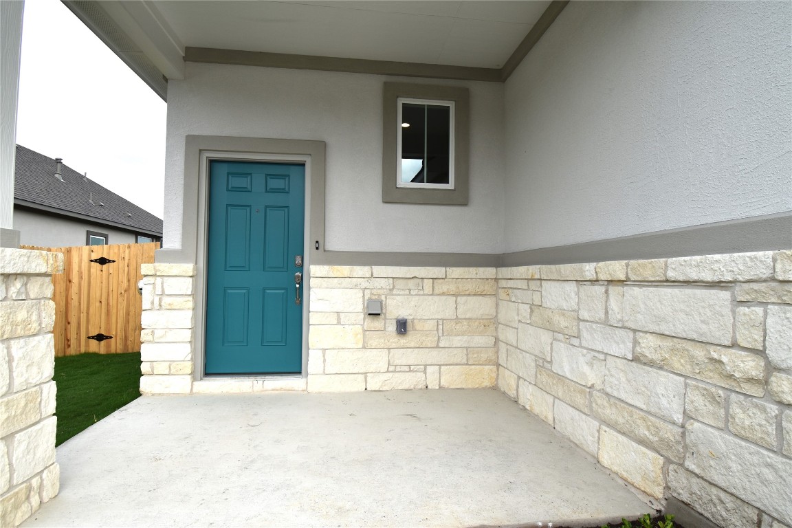 a view of empty room with window