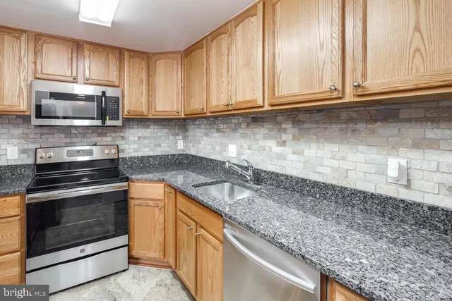 $2,300 | 6300 Stevenson Avenue, Unit 722, Alexandria, VA 22304