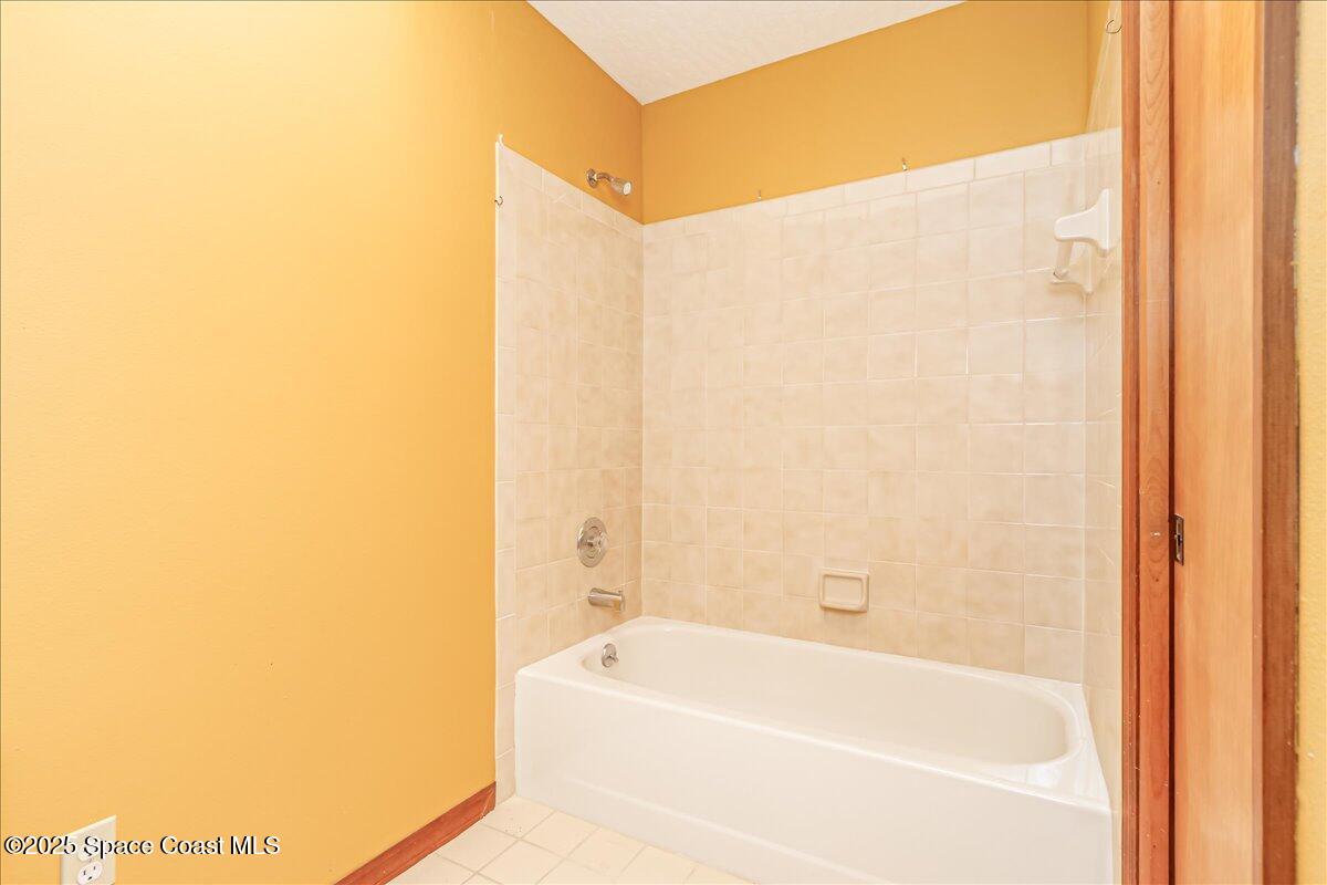 883 Ridge Lake Drive Melbourne, FL 32940 - Photo 15 of 27 Owner's bathtub