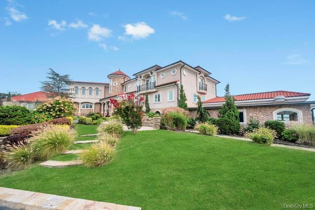 a picture of a book shelf