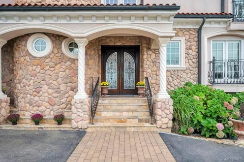 a view of entryway with a flower pot and a bookshelf