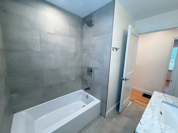 $2,600 | 95 Phillips Street, Unit 1, Methuen, MA 01844