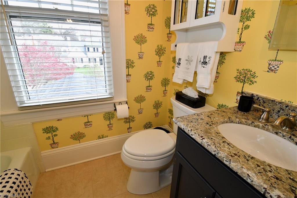 846 Arbor Road Winston-Salem, NC 27104 - Photo 15 of 26 Upper level full bath #2