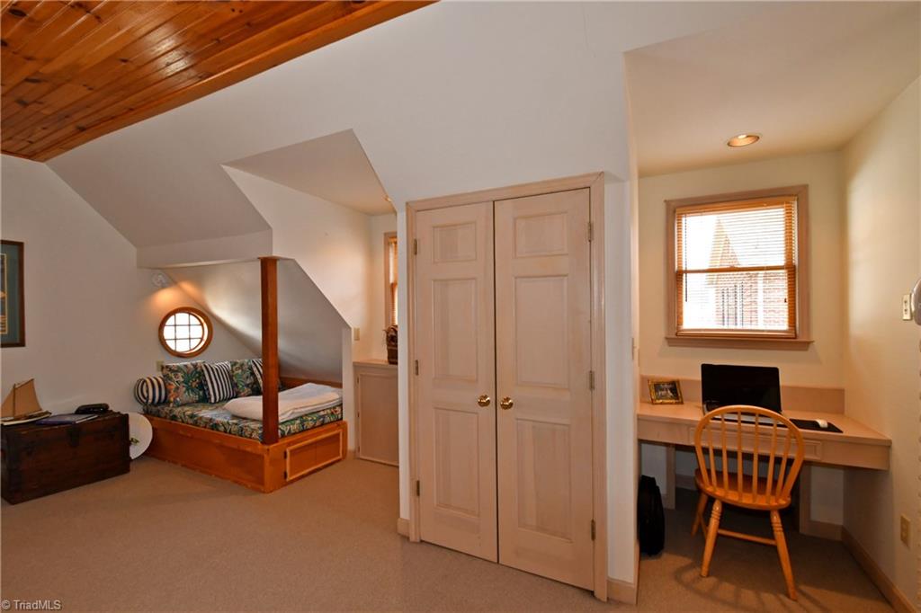 846 Arbor Road Winston-Salem, NC 27104 - Photo 23 of 26 Guest Quarters Desk & Bed Area