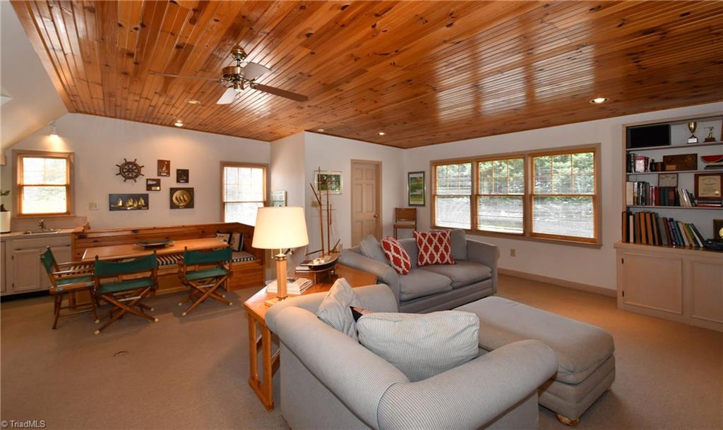 846 Arbor Road Winston-Salem, NC 27104 - Photo 24 of 26 Guest Quarters Table & Seating