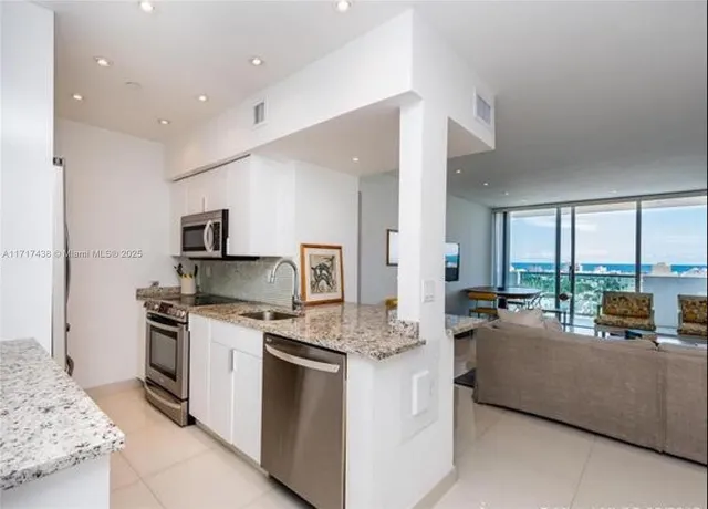 $565,000 | 1000 West Avenue, Unit PH07, Miami Beach, FL 33139