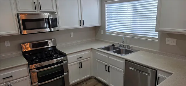 $2,200 | 6237 Capehart Falls Street, North Las Vegas, NV 89081