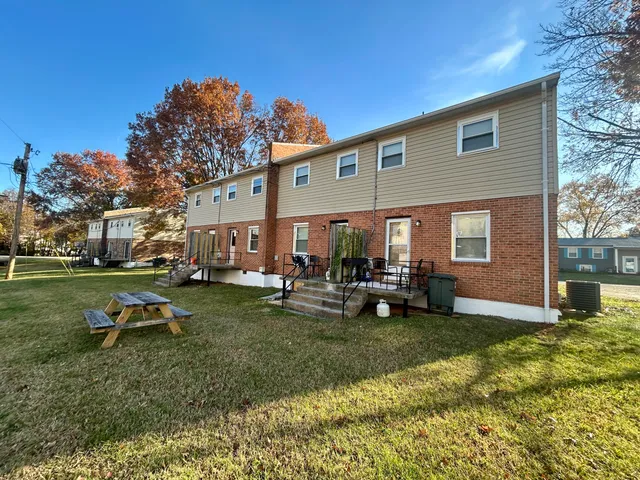 a view of a house with backyard