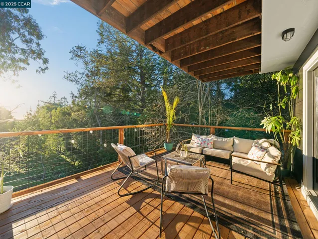 a view of sitting area with furniture