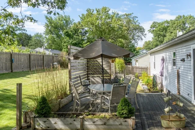 a view of a backyard