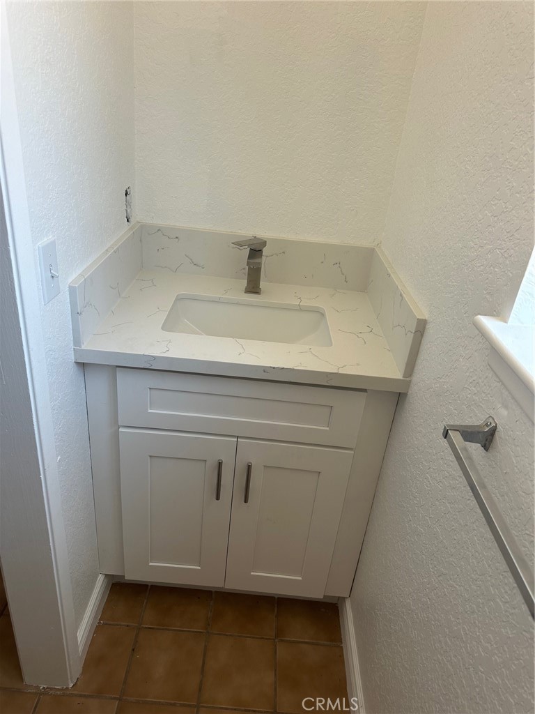 16485 Wintun Road Apple Valley, CA 92307 - Photo 21 of 36 a utility room with a sink