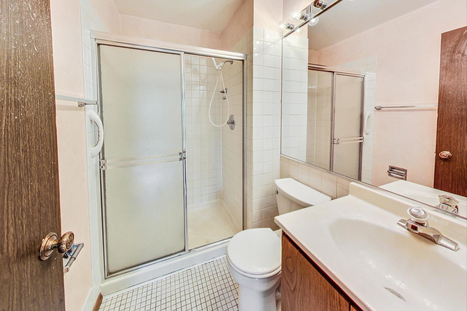 2980 Northampton Drive, Unit D1 Rolling Meadows, IL 60008 - Photo 21 of 35 a bathroom with a sink toilet and shower