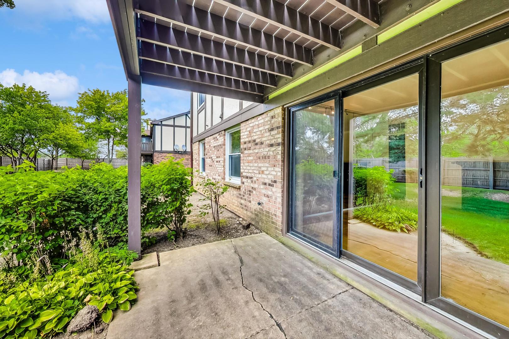 2980 Northampton Drive, Unit D1 Rolling Meadows, IL 60008 - Photo 29 of 35 a porch with view of an outdoor space