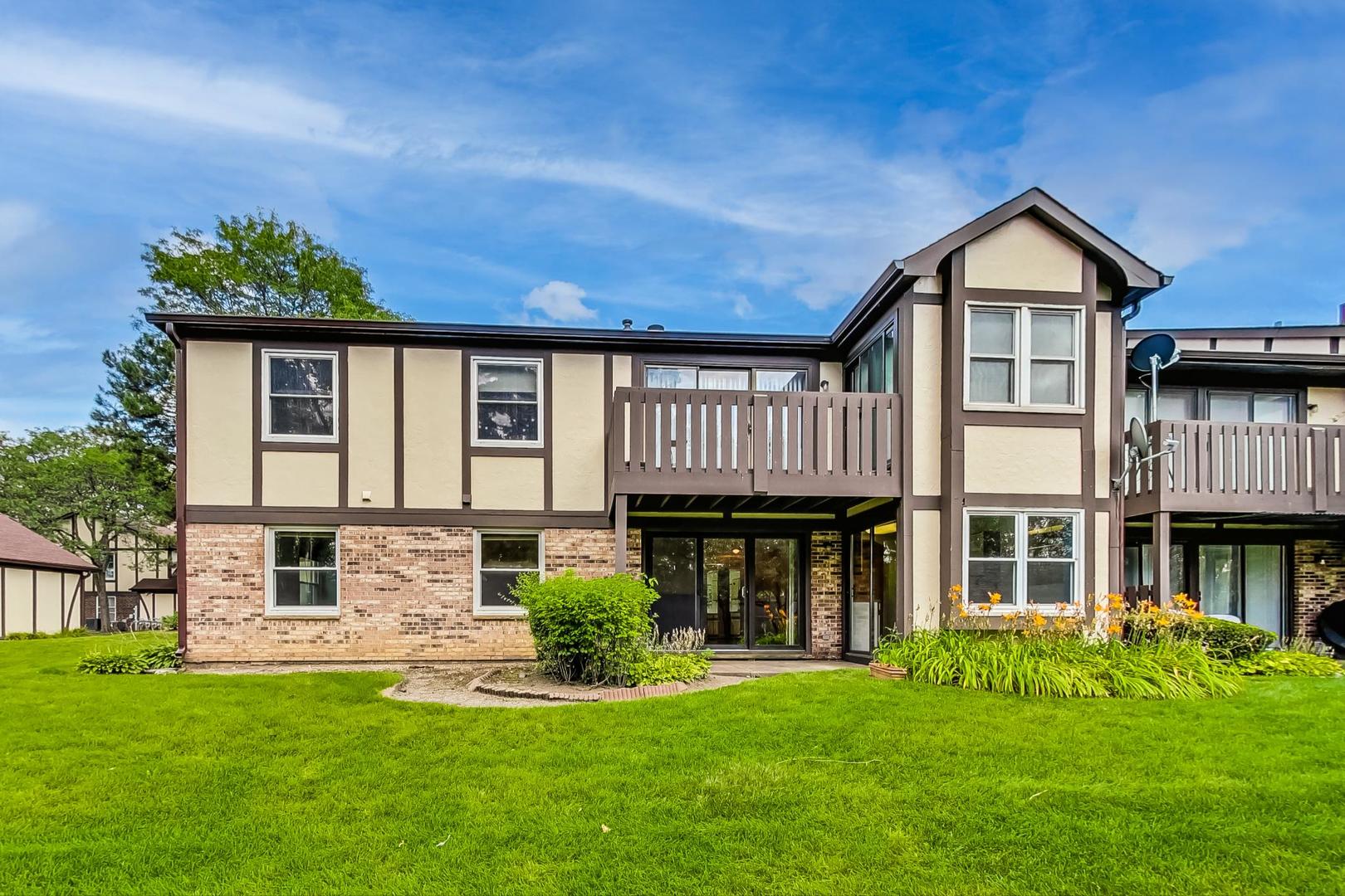 2980 Northampton Drive, Unit D1 Rolling Meadows, IL 60008 - Photo 3 of 35 front view of a house with a yard