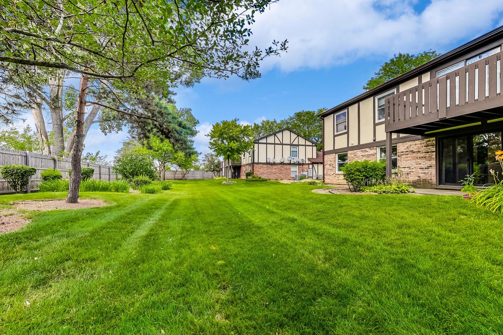 2980 Northampton Drive, Unit D1 Rolling Meadows, IL 60008 - Photo 33 of 35 a view of backyard of house with green space