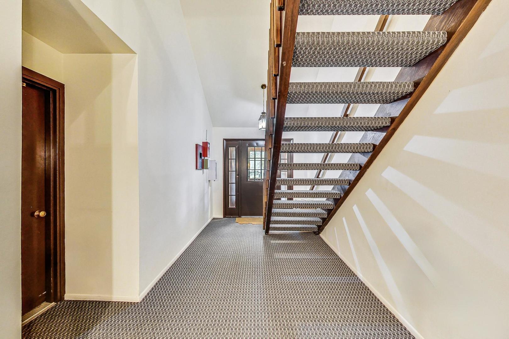 2980 Northampton Drive, Unit D1 Rolling Meadows, IL 60008 - Photo 6 of 35 a view of entryway