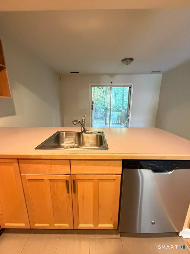 75 Leslie Road, Unit D Bridgeport, CT 06606 - Photo 6 of 24