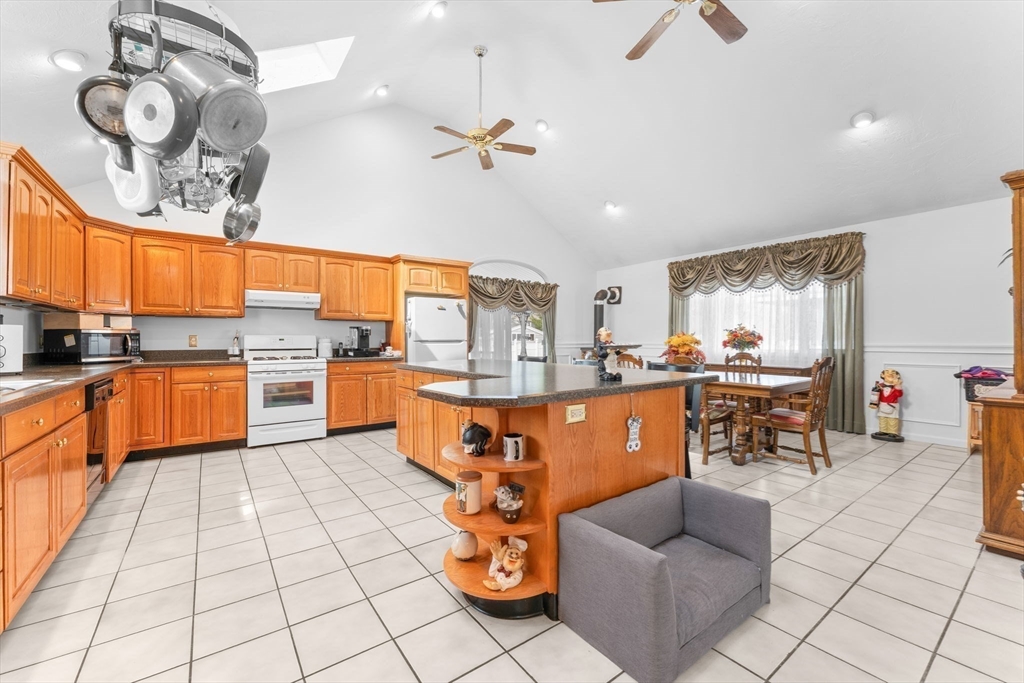 9 Avon Street Saugus, MA 01906 - Photo 4 of 37