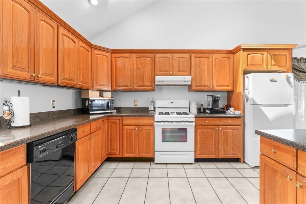 9 Avon Street Saugus, MA 01906 - Photo 5 of 37