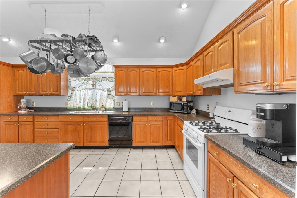 9 Avon Street Saugus, MA 01906 - Photo 6 of 37