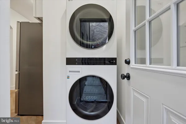 a close up view of a washer and dryer