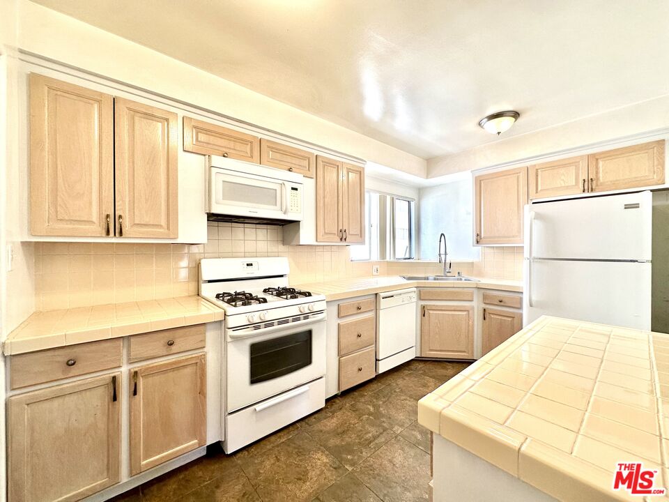 612 Illinois Court, Unit 2 El Segundo, CA 90245 - Photo 2 of 7