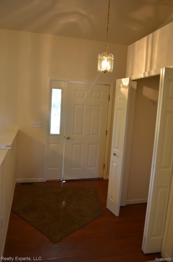 50606 Wear Road Belleville, MI 48111 - Photo 2 of 20 Front foyer